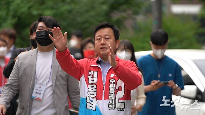 군공항 소음 피해 등과 관련한 현장 점검을 하고 있는 김용남 후보의 모습. 박철웅 PD