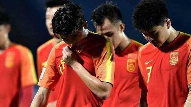 2022 카타르월드컵 본선 진출에 실패한 뒤 고개 숙인 중국 남자 축구대표팀