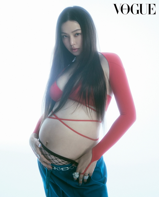 Actor Lee Ha-nui has delivered a recent full-length story of Hip (HIP).Vogue Korea released a full-length picture with Lee Ha-nui on the 24th.Lee Ha-nui also took to Instagram to say: A really meaningful and fun work with crews like long friends, with 36 Weeks Joy.Soon, she will be born in June. Lee Ha-nui in the public photo is styled with low-rise style skirts, dresses with pelvis, camo-plazu pattern jackets, and denim pants.In particular, Lee Ha-nui has completely digested the hairstyle of the sheep and caught the attention of the viewers.Lee Ha-nuis beautiful D line and hip force ahead of Child Birth were admirable.Lee Ha-nui showed her excitement by painting her daughters birth name, Joy (JOY), on the boat.Actor Jin Seo-yeon commented Joy Joy and Lee Won-geun added heart emoticons with a comment Something is touching ....Designer Yoni P said, Oh, my God, where is this beautiful, sexy and cute Mami?!I was very happy during my pregnancy, but you look so happy. Meanwhile, Lee Ha-nui appeared on SBS drama One the Woman last year and won the Best Actor Award at the 2021 SBS Acting Awards.Lee Ha-nui announced her marriage to a non-entertainer in December last year and is about to hit Child Birth in June.Lee Ha-nui appeared in Choi Dong-hoons film Electricity + Inn, which is scheduled to open all Summer.Photo: Vogue Korea, Lee Ha-nui Instagram