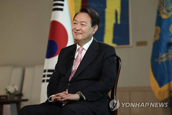 CNN과 인터뷰 중인 윤석열 대통령 (서울=연합뉴스) 윤석열 대통령이 23일 오전 용산 대통령실 청사에서 미국 CNN방송과 인터뷰를 하고 있다. 2022.5.23 [대통령실 제공, 재판매 및 DB 금지] photo@yna.co.kr