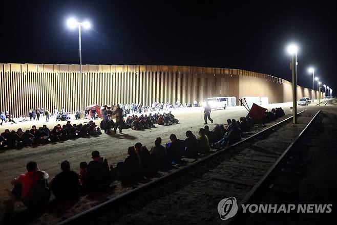 미·멕시코 국경을 넘은 후 미 국경순찰대의 처분을 기다리는 이민자들  [AFP 연합뉴스 자료사진. 재판매 및 DB 금지]