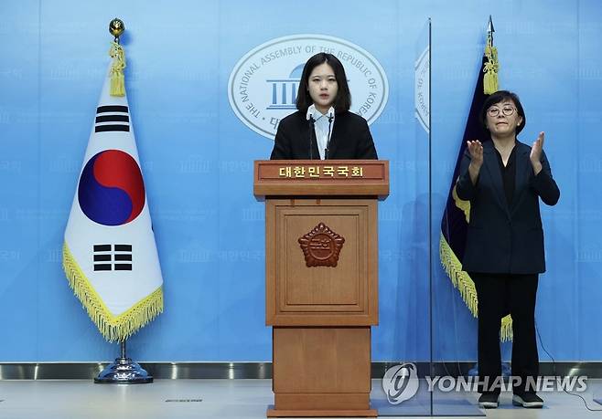 대국민 호소 기자회견하는 박지현 공동비상대책위원장 (서울=연합뉴스) 하사헌 기자 = 더불어민주당 박지현 공동비상대책위원장이 24일 서울 여의도 국회 소통관에서 대국민 호소 기자회견을 하고 있다. 2022.5.24 [국회사진기자단] toadboy@yna.co.kr