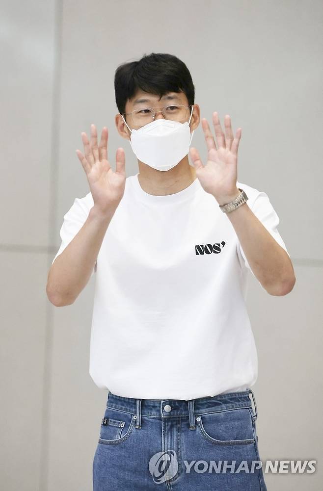 EPL 득점왕의 인사 (영종도=연합뉴스) 홍해인 기자 = 2021~2022 시즌 잉글랜드 프리미어리그(EPL) 득점왕을 차지한 토트넘 홋스퍼의 손흥민이 24일 오후 인천국제공항 제2여객터미널을 통해 귀국하며 손을 흔들어 인사하고 있다. 2022.5.24 hihong@yna.co.kr