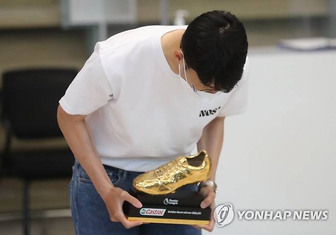 골든 부트와 함께 인사 (영종도=연합뉴스) 황수빈 수습기자 = 2021~2022 시즌 잉글랜드 프리미어리그(EPL) 득점왕을 차지한 토트넘 홋스퍼의 손흥민이 24일 오후 인천국제공항 제2여객터미널을 통해 입국하며 득점왕 트로피인 골든 부트를 들고 인사하고 있다. 2022.5.24 soobinhwang@yna.co.kr