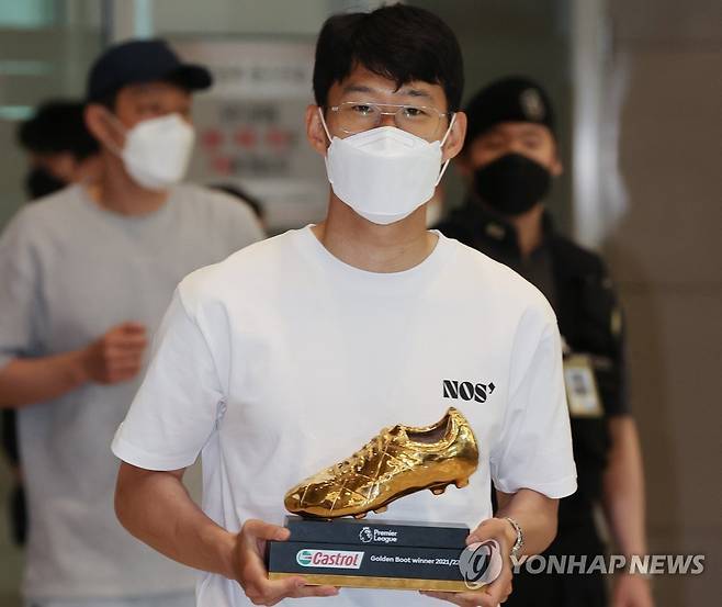 EPL 득점왕 손흥민. 영광의 골든부트 (영종도=연합뉴스) 서대연 수습기자 = 아시아 최초로 영국 프리미어리그 득점왕으로 등극한 손흥민(30·토트넘)이 인천국제공항 제2여객터미널로 귀국하며 골든부트 트로피를 들고 있다.
    손흥민은 2021-2022시즌 프리미어리그에서 23골을 기록하며 리버풀의 무함마드 살라흐와 공동 득점왕에 올랐다. 아시아인이 잉글랜드 프리미어리그(EPL)에서 득점왕을 차지한 것은 이번이 처음이다. dwise@yna.co.kr