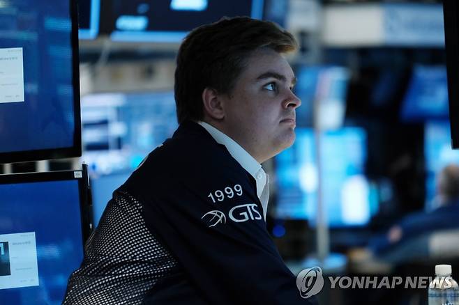 NYSE 입회장에서 거래하는 트레이더의 모습