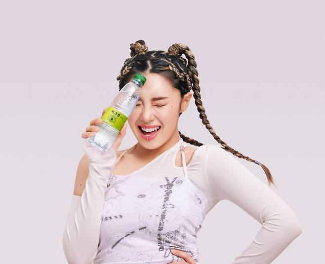 ▲코카콜라사의 스파클링 브랜드 ‘씨그램’의 새로운 모델 댄서 리정. (사진=코카콜라)