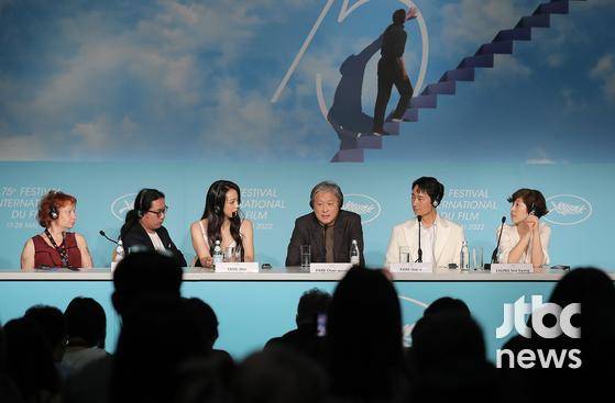 제75회 칸영화제(Cannes Film Festival) 경쟁부문 초청작 '헤어질 결심(박찬욱 감독)' 팀이 24일 오전(현지시간) 팔레 드 페스티벌(Palais des Festival)에서 진행된 공식 기자회견에 참석했다. | 칸(프랑스)=박세완 기자 park.sewan@jtbc.co.kr 〈사진=JTBC엔터뉴스〉