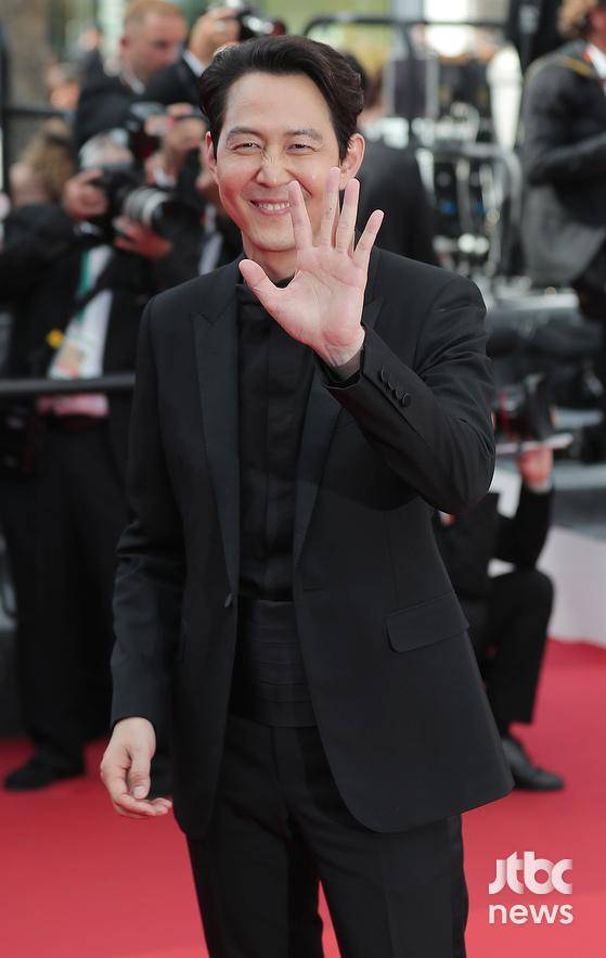 제75회 칸국제영화제(Cannes Film Festival·이하 칸영화제) 미드나잇 스크리닝 초청작 '헌트'의 이정재 감독이 올해 초청작 중 신인 감독들이 후보에 오르는 황금카메라상 후보 자격으로 23일 오후 6시(현지시간) 뤼미에르 대극장(GRAND THEATRE LUMIERE)에서 진행된 경쟁부문 '헤어질 결심' 프리미어 스크리닝에 참석해 밝은 모습으로 인사했다. | 칸(프랑스)=박세완 〈사진=JTBC엔터뉴스〉