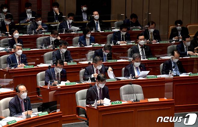 지난 20일 당시 추경호 국무총리 직무대행(부총리 겸 기획재정부 장관)을 비롯한 장관들이 서울 여의도 국회에서 열린 예산결산특별위원회에 출석해 의원들의 질의를 경청하며 자료를 확인하고 있다. (공동취재) 2022.5.20/뉴스1 © News1 허경 기자