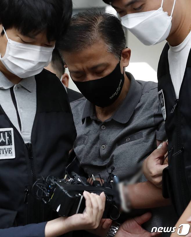 전자발찌를 끊고 여성 2명을 살해한 혐의를 받는 강윤성이 7일 오전 서울 송파경찰서에서 검찰로 송치되고 있다. 2021.9.7/뉴스1 © News1 이승배 기자