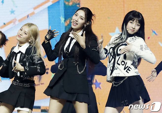 그룹 라잇썸(LIGHTSUM) 초원(가운데)이 24일 오후 서울 용산구 블루스퀘어에서 진행된 첫 번째 미니앨범 ‘Into The Light’ 발매 기념 쇼케이스에서 신곡을 열창하고 있다. © News1 권현진 기자