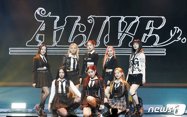 그룹 라잇썸(LIGHTSUM) 초원(앞줄 왼쪽 두번째)이 24일 오후 서울 용산구 블루스퀘어에서 진행된 첫 번째 미니앨범 ‘Into The Light’ 발매 기념 쇼케이스에서 신곡 '얼 라이브'를 선보이고 있다. © News1 권현진 기자