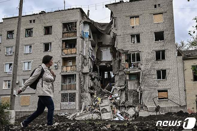 22일(현지시간) 우크라이나 돈바스의 바크무트에서 러시아 군의 포격을 받아 파괴된 아파트가 보이고 있다. © AFP=뉴스1 © News1 우동명 기자