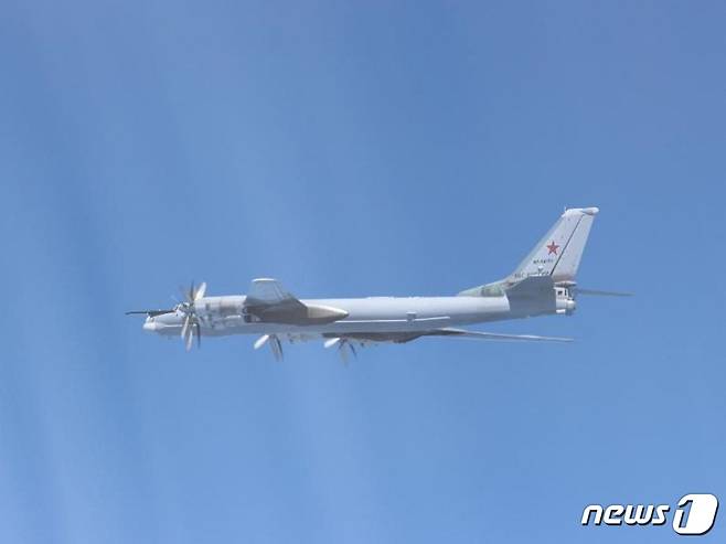 24일 러시아 TU-95 폭격기가 동중국해를 비행하고 있다. 2022.05.24/뉴스1 © 로이터=뉴스1 © News1 김민수 기자