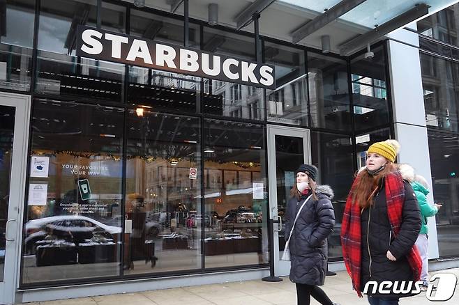 미국 시카고에 있는 스타벅스 앞을 시민들이 지나가고 있다. <자료사진>  © AFP=뉴스1