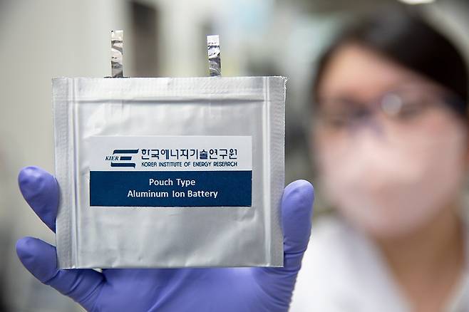 에너지기술연구원 연구진이 초고속 충전이 가능한 알루미늄 이온 배터리 파우치 셀을 들고 있는 모습(에너지연 제공) © 뉴스1