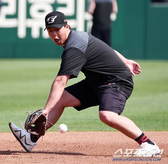 표정으로 수비하는 3루수 노시환 '다 잡아줄게'