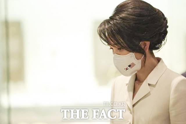 김건희 여사가 지난 21일 조 바이든 미국 대통령과 국립중앙박물관 환영만찬에서 올림머리를 하고 등장해 관심이 집중되고 있다. /대통령실 제공