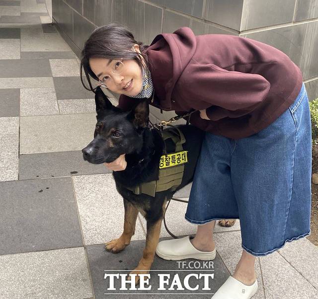 김건희 여사가 서울 서초구 자택 앞에서 일상복 차림으로 경찰특공대의 폭발물 탐지견을 안아보고 있는 모습이 담긴 사진을 지난 4월 공개됐다. /뉴시스