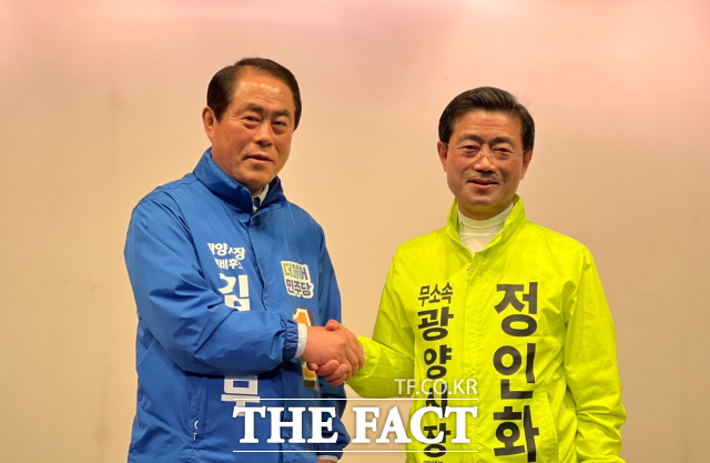 김재무 민주당 후보와 정인화 무소속 후보가 한 방송 토론회에 앞서 선전을 다짐하는 악수를 하고 있다. 이들은 선거일이 다가오면서 서로를 상대로 고발하는 등 진흙탕 싸움을 불사하고 있다. /더팩트DB