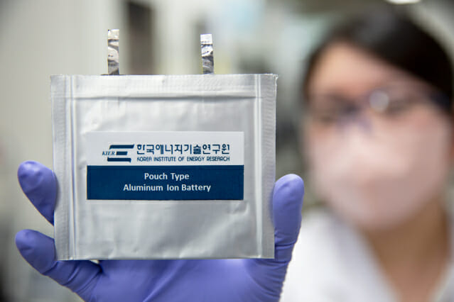 공동 연구팀이 개발한 초고속 충전 가능한 알루미늄 이온 배터리 파우치 셀을 들고 있는 모습 (자료=에너지연)