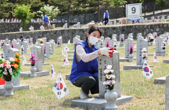 효성 임직원이 국립서울현충원을 찾아 묘역정화 활동을 하는 모습.(사진제공=효성)