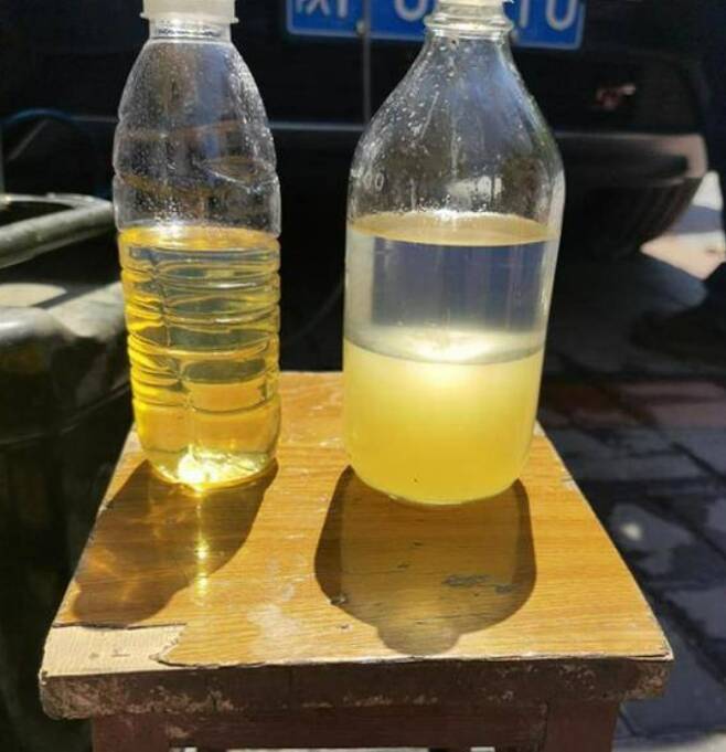 일반 휘발유(왼쪽)와 물 80%가 섞인 문제의 휘발유 /웨이보
