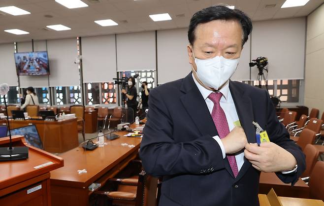 정호영 보건복지부 장관 후보자가 3일 오전 서울 여의도 국회에서 열린 보건복지위원회 인사청문회에서 점심식사로 정회되자 회의장을 나서고 있다. /뉴스1