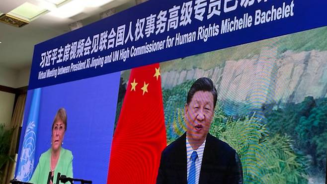 시진핑 중국 국가주석이 2022년 5월 25일 미첼 바첼레트 유엔 인권최고대표와 화상 회담을 하고 있다. 바첼레트 대표는 23일 5박 6일 일정으로 중국을 방문했다. /OHCHR