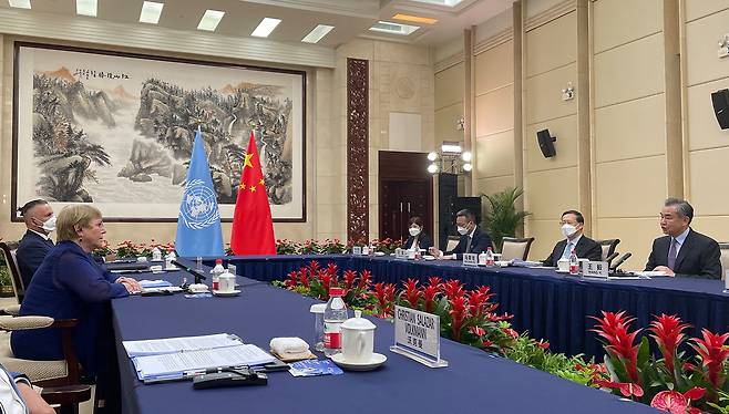 미첼 바첼레트 유엔 인권최고대표가 2022년 5월 23일 중국 광둥성 광저우를 방문해 왕이 중국 국무위원 겸 외교부장과 회담하고 있다. /OHCHR