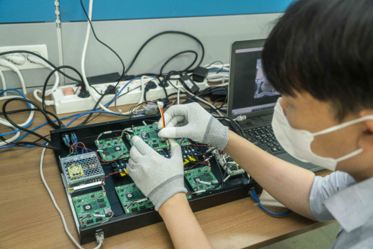 KCS 연구개발 직원이 SKT의 QRNG 칩을 '양자암호 원칩' 관련 연구를 수행하고 있다. SK텔레콤 제공