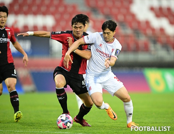 이동희(왼쪽, 부천FC), 하승운(오른쪽, 광주FC). 서형권 기자