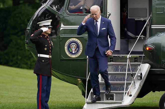 한국과 일본 순방을 마친 조 바이든 미국 대통령이 24일 헬기로 백악관에 도착하고 있다. 워싱턴/AP 연합뉴스