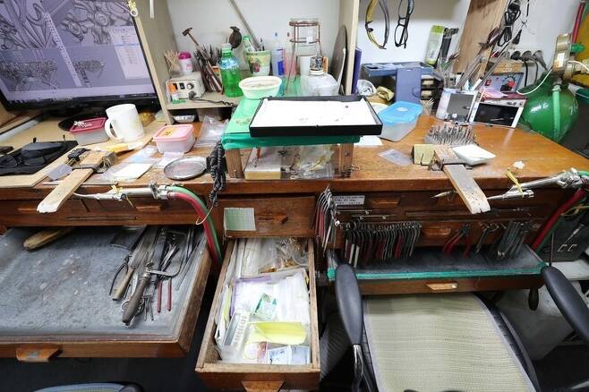 2018년 9월28일 찾은 서울 종로구의 한 귀금속 세공수리업소 책상 위에 각종 작업 도구가 가지런히 정리되어 있다. 백소아 기자 thanks@hani.co.kr