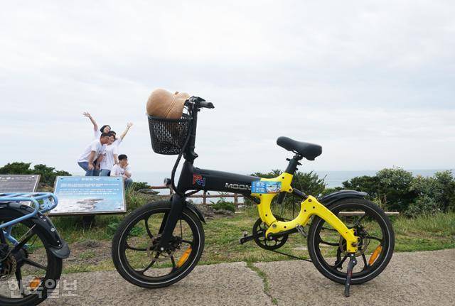 우도 자전거 여행객들이 톨칸이해변 부근에서 기념사진을 찍고 있다.