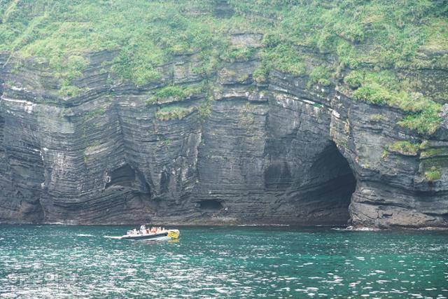 얇은 퇴적층이 선명한 검멀레해변의 바위 절벽.