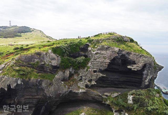 톨칸이해변 기암괴석 위로 초원이 형성돼 있다.