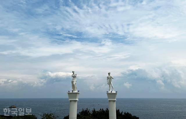 훈데르트바서파크의 조각상이 지중해를 연상시킨다.