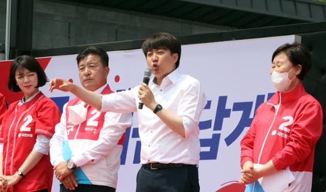 이준석 국민의힘 대표가 25일 장날을 맞은 예산시장에서 연단에 올라 김태흠 충남도지사 후보와 최재구 예산군수 후보 등 지방선거 국민의힘 후보들에 대한 지지를 호소하고 있다. 연합뉴스