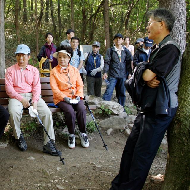 고 노무현 전 대통령이 2007년 5·18민주화운동 기념식을 마친 다음 날 무등산 등산 도중 휴식을 취하며 문재인 당시 비서실장과 대화하고 있다. 사진가 장철영 제공