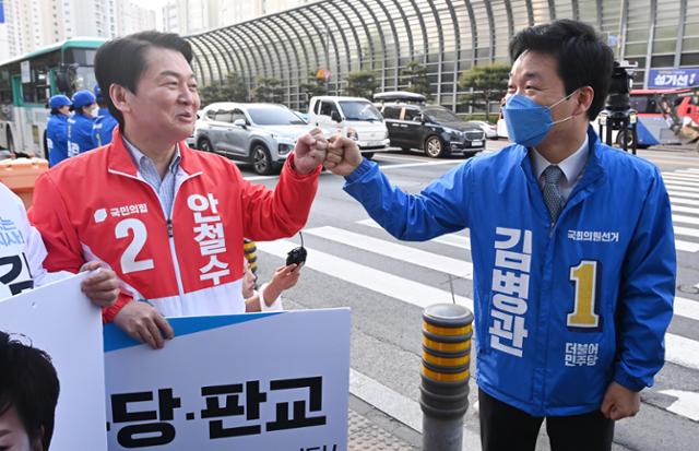 안철수 국민의힘 성남 분당갑 후보와 김병관 더불어민주당 성남 분당갑 후보가 공식 선거운동 첫날인 19일 경기 성남시 분당구 현대백화점 판교점 앞에서 출근길 유세 중 만나 인사하고 있다. 성남=뉴시스