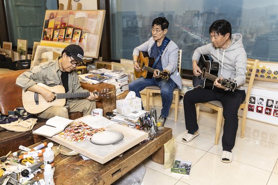한강이 내려다 보이는 거실 자택에서 공연 연습 중인 조영남, 윤형주, 김세환(왼쪽부터). 김현동 기자