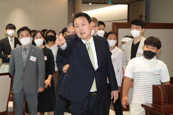 윤석열 대통령이 25일 용산 대통령실에서 배우 오영수, 육지승 어린이 등 국민희망대표 20인을 초청해 대통령 취임 기념 시계를 증정한 뒤 집무실 내부를 직접 소개하고 있다. [대통령실사진기자단]