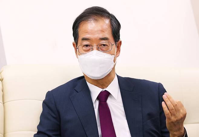 한덕수 국무총리가 25일 오후 세종시 정부세종청사에서 출입기자단과 간담회하고 있다. [연합뉴스]