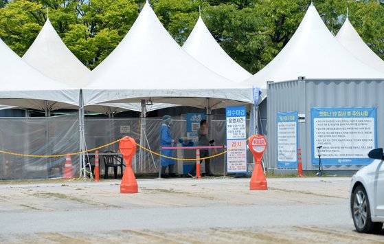 24일 오후 신종 코로나바이러스 감염증(코로나19) 선별진료소가 마련된 대전 월드컵경기장 앞 선별진료소를 찾은 시민들이 검사받기 위해 이동하고 있다. [프리랜서 김성태]