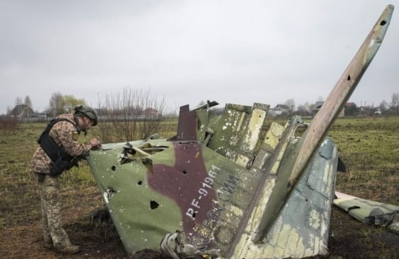 러시아군 Su-25 공격기 잔해 살피는 우크라군. /사진=AP