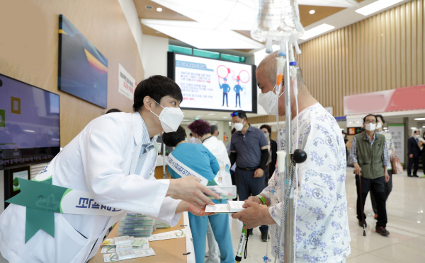 25일 고신대복음병원에서 암 통증 극복 캠페인이 열리고 있다.