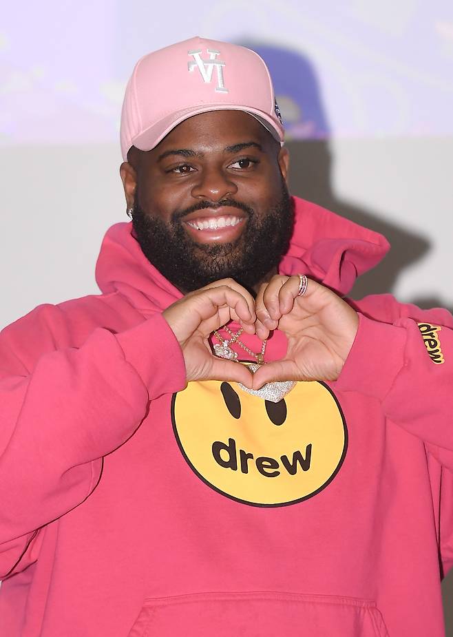 American R&B singer-songwriter Pink Sweat$ poses for photos during a press conference event held on Wednesday at InterContinental Seoul Coex in Gangnam-gu, southern Seoul, celebrating his first visit to Korea to meet local fans through the Seoul Jazz Festival. (Yonhap)