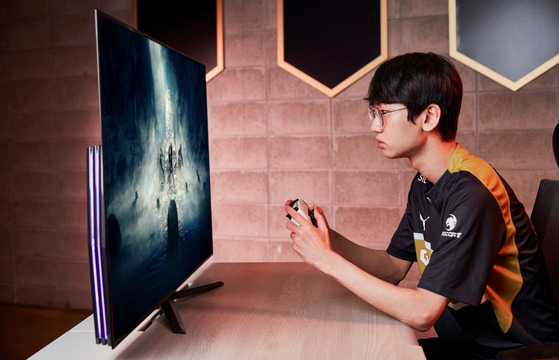 A professional gamer tests LG Electronics' first 48-inch OLED gaming monitor. [LG ELECTRONICS]